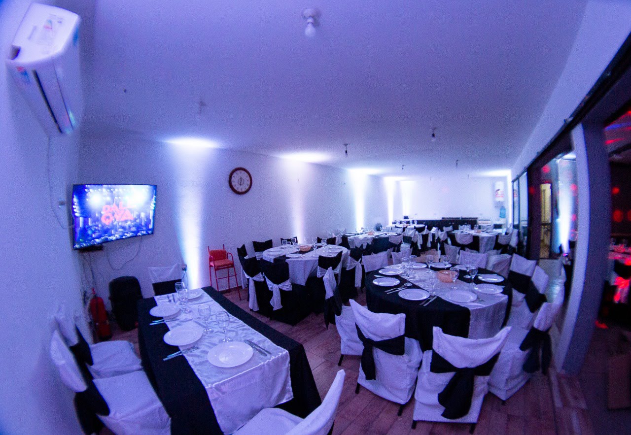 Salón Francesco Eventi con mesas preparadas e iluminación profesional