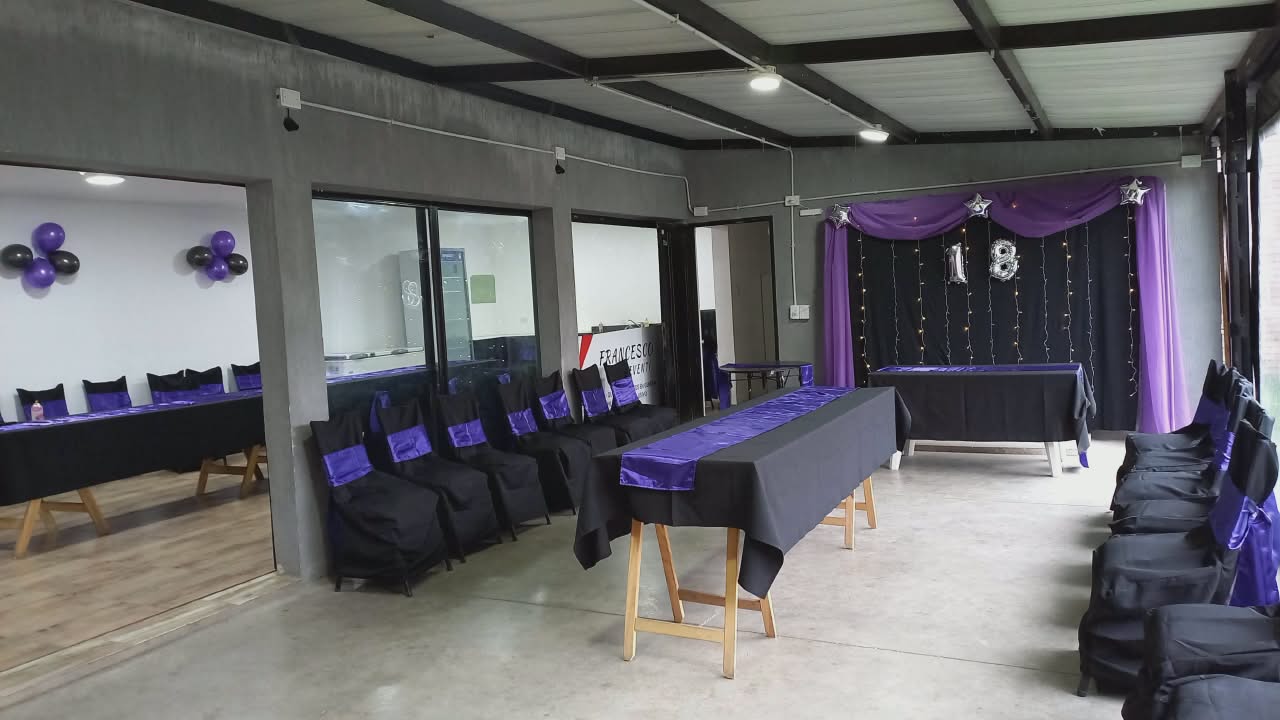 Cumpleaños de 18 con decoración violeta y negra