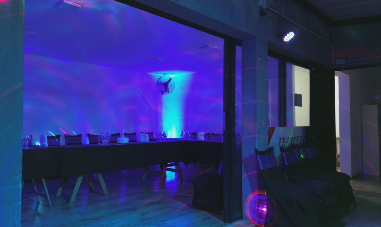 Salón principal visto desde el ventanal con iluminación azul