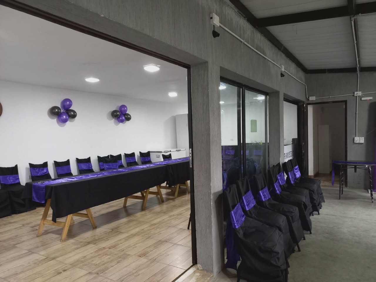 Zona lounge de día con mesas decoradas
