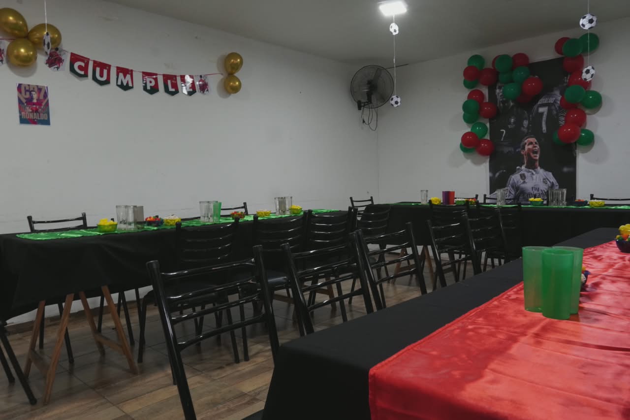 Cumpleaños infantil temática fútbol CR7 con decoración y globos
